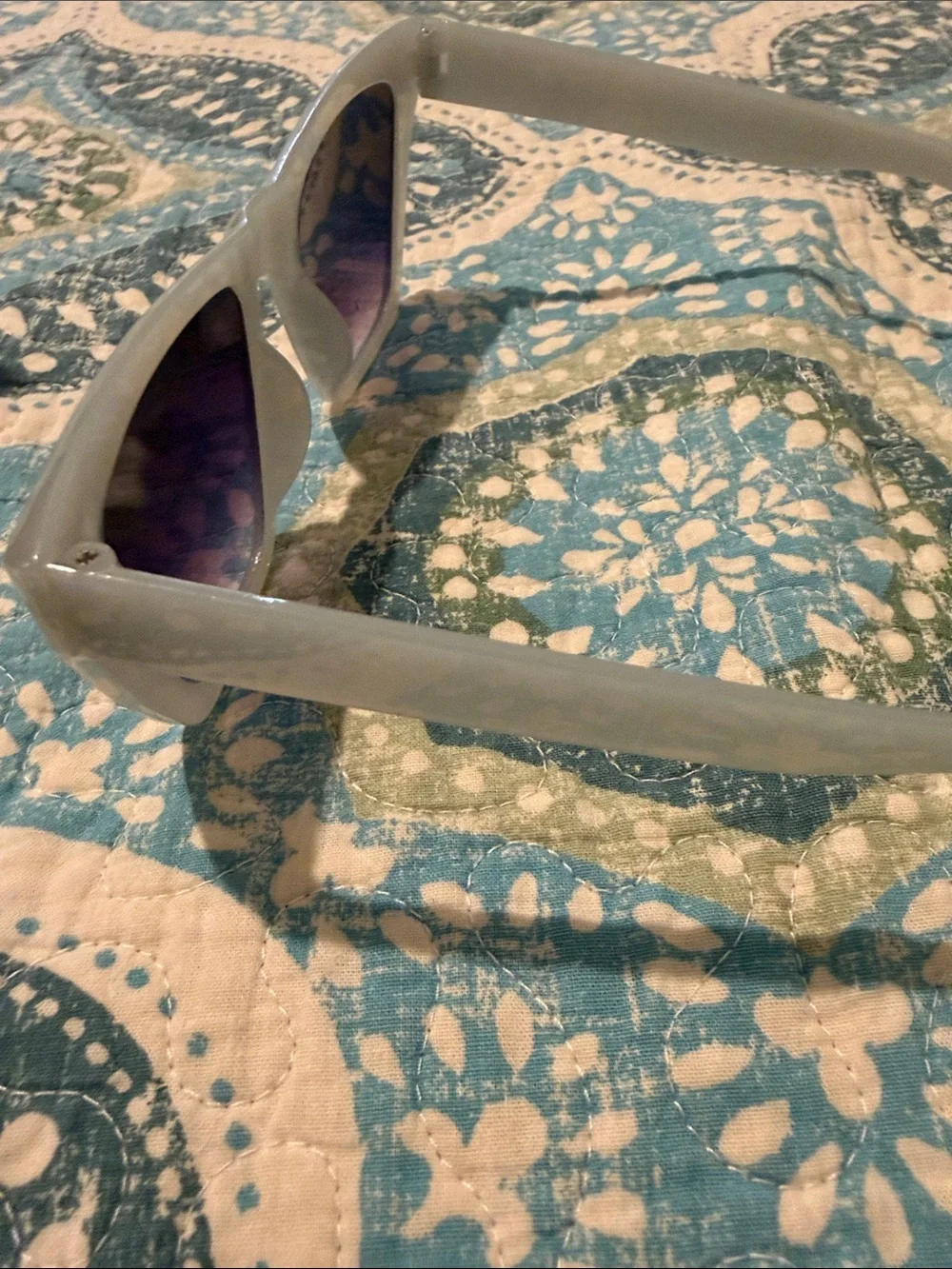 Stylish Gray Sunglasses with Purple Gradient Lenses